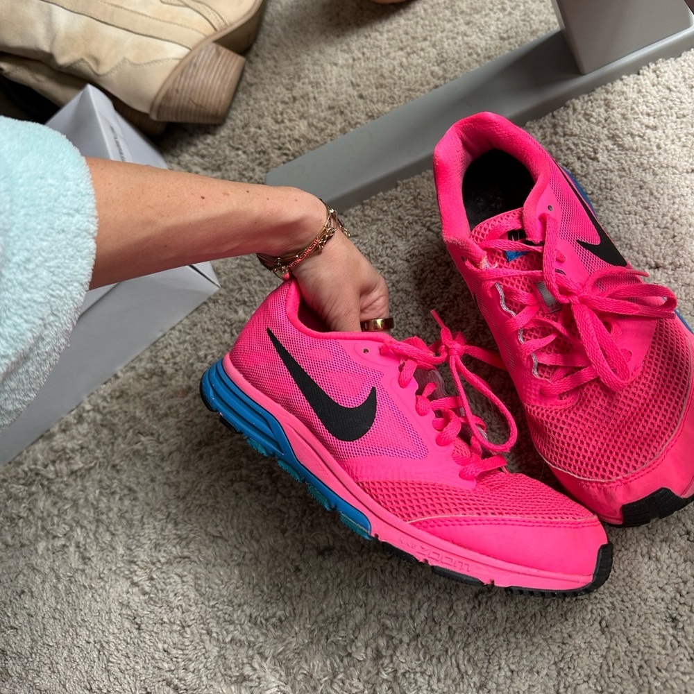 Nike hot pink sneaker